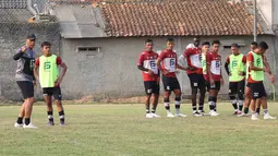 Pelatih FC Bekasi City, Widyantoro, memberikan arahan kepada anak asuhnya saat sesi latihan di Lapangan Harin, Tengerang Selatan, Rabu (7/9/2023). Latihan tersebut merupakan persiapan jelang bergulirnya Liga 2 2023/2024. (Bola.com/M Iqbal Ichsan)