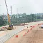 Pemandangan proyek pembangunan Jalan Tol Lingkar Luar Jakarta (JORR) II ruas Cinere-Serpong di kawasan Pondok Cabe, Tangerang Selatan, Banten, Jumat (13/12/2019). Saat ini, lahan yang sudah dibebaskan dalam proyek tersebut sebanyak 83 persen. (Liputan6.com/Faizal Fanani)