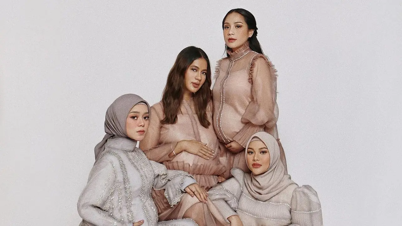 [Fimela] Pemotretan 4 Artis Hamil