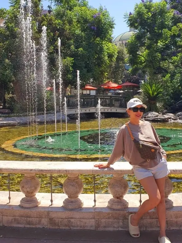 Potret mendiang Kiki Fatmala di depan air mancur (sumber: Instagram/qq_fatmala)