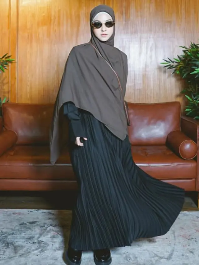 Natasha Rizky Mix and Match Hijab dengan Plisket Dress