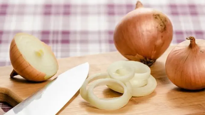 Bawang bombay mudah busuk jika kena lembab/copyright: thinkstockphotos.com