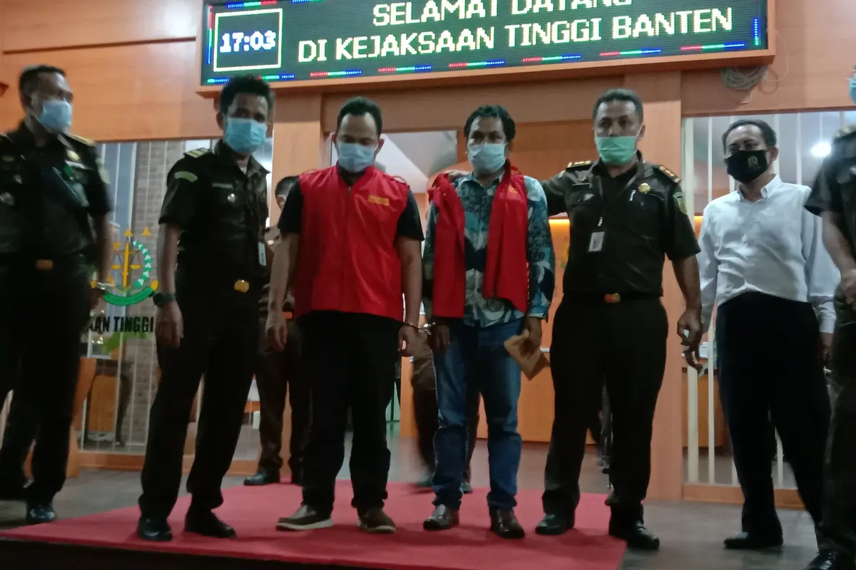Tersangka Korupsi Masker Nakes Di Kejati Banten. (Kamis, 27/05/2021). (Liputan6.com/Yandhi Deslatama).