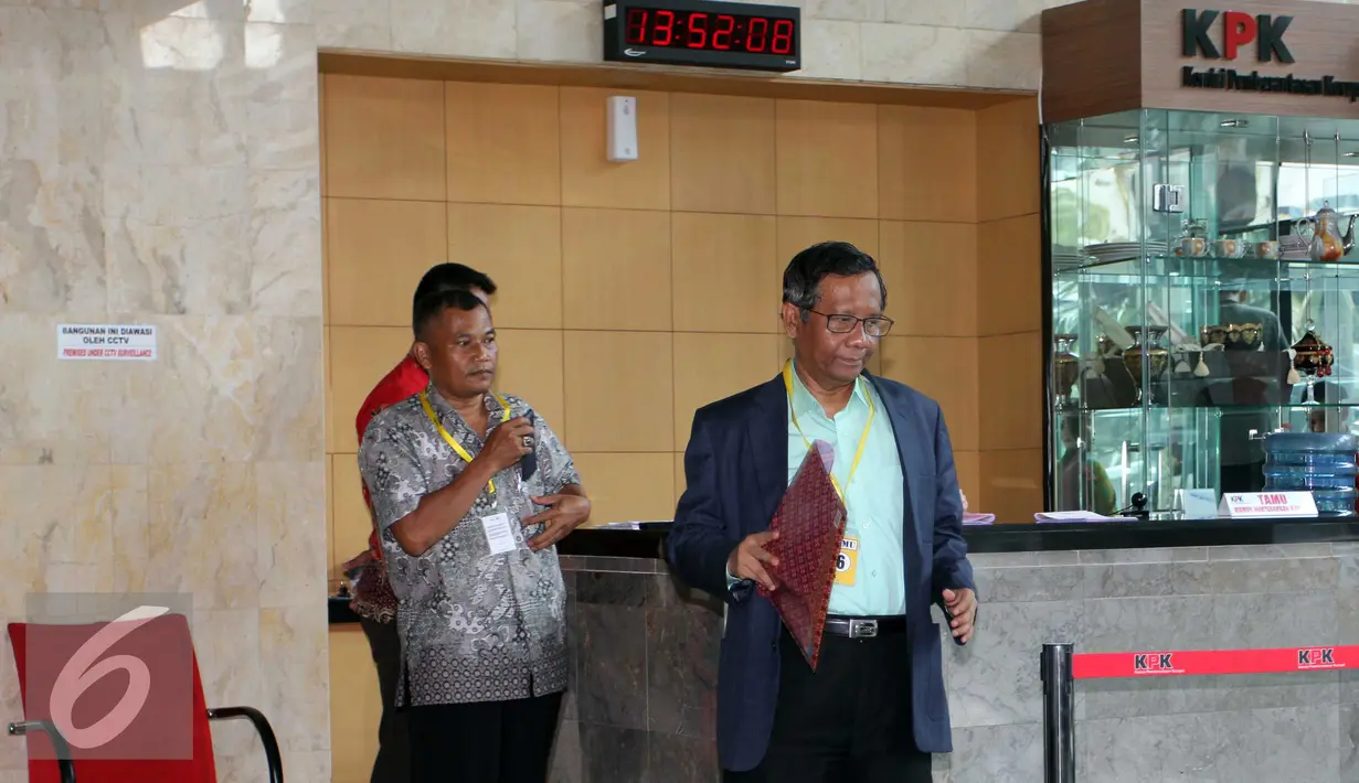 Mantan Ketua Mahkamah Konstitusi, Mahfud MD tiba-tiba mendatangi Gedung KPK, Jakarta, Jumat (4/9/2015). Mahfud enggan banyak berkomentar soal kedatangannya ke KPK. (Liputan6.com/Helmi Afandi)
