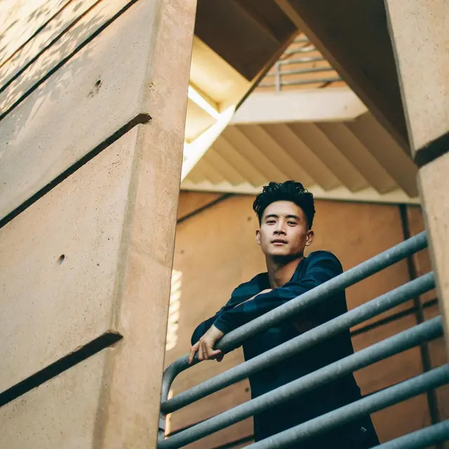 8 Potret Peter Sudarso, Aktor Asal Indonesia yang Main di Film Pendek NIKI