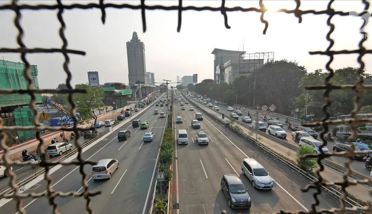 Sejumlah kendaraan melintas di Jalan Tol Dalam Kota, Jakarta, Senin (11/6). H-4 Lebaran sejumlah ruas tol di Jakarta ramai lancar. (Liputan6.com/Herman Zakharia)
