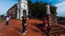 Sejumlah turis berfoto di Bukit St. Paul di Melaka, Malaysia, 18 September 2020. Meski tidak lagi menjadi pusat penyaluran barang dagang, Melaka masih menarik minat banyak turis dari seluruh dunia seiring pariwisata menjadi pilar bagi ekonomi lokal. (Xinhua/Zhu Wei)