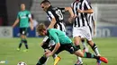 Max Meyer berebut bola dengan Lucas pada Putar Liga Champions kedua pertandingan sepak bola di Stadion Toumpa di Thessaloniki (27/08/2013).(AFP/Sakis Mitrolidis).