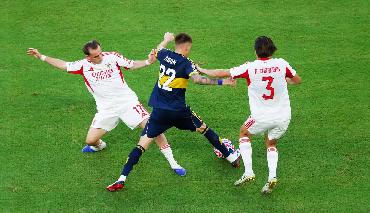 Selain itu, laga yang keras ini juga memaksa wasit mengeluarkan tiga kartu merah. (AFP/Sandra Montanez)
