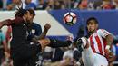 Pemain AS, Jermaine Jones, berebut bola dengan pemain Paraguay, Victor Hugo Ayala, dalam laga Grup A Copa America Centenario 2016 di Stadion Lincoln Financial Field, Philadelphia, AS, Minggu (12/6/2016) WIB. (AFP/Don Emmert)