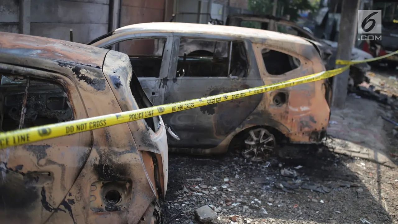 Belasan Mobil di Petamburan Hangus Terbakar