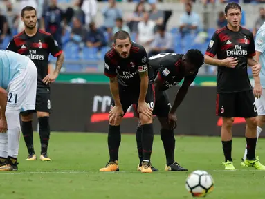 Bek AC Milan Leonardo Bonucci bersama rekannya terlihat lesu usai timnya kalah dari Lazio pada lanjutan Liga Serie A Italia di stadion Olimpiade Roma, (10/9). Lazio menang atas AC Milan 4-1. (AP Photo/Alessandra Tarantino)