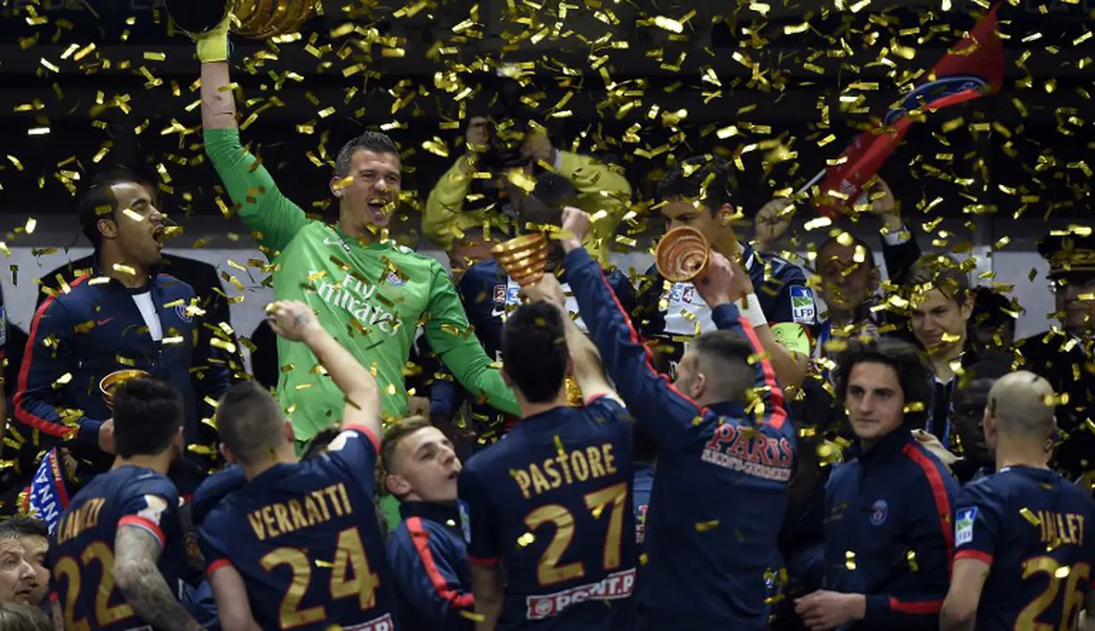 Penjaga gawang PSG, Nicolas Douchez mengangkat tropi Piala Liga Perancis Sabtu (19/4/2014) (AFP Photo/Franck Fife).