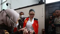 Nikita Mirzani resmi menjalani sidang perdana kasus dugaan pengancaman dan pemerasan terhadap pemilik sekaligus pengusaha produk perawatan kulit atau skincare dokter Reza Gladys. (Kapanlagi.com/Budy Santoso)