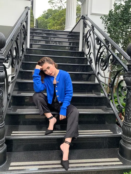 Prilly Latuconsina, sangat mengikuti imbauana pemerintah untuk berada di rumah saja selama dua bulan belakangan ini. Berbagai kegiatan dilakukan dari rumah, seperti bekerja dan menjalankan bisnisnya. (Instagram/prillylatuconsina96)