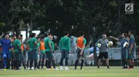 Pelatih Timnas Indonesia U-23. Luis Milla (kedua kiri) memberi arahan jelang latihan di Lapangan A Kompleks GBK, Jakarta, Kamis (21/6). Timnas Indonesia U-23 akan melakoni laga uji coba melawan Korsel U-23, Sabtu (23/6). (Liputan6.com/Helmi Fithriansyah)