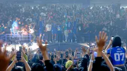 Pemain Persib Bandung mengangkat trofi saat pesta juara BRI Liga 1 2024/2025 di Stadion Gelora Bandung Lautan Api, Sabtu (24/5/2025) sore WIB. (Bola.com/M Iqbal Ichsan)