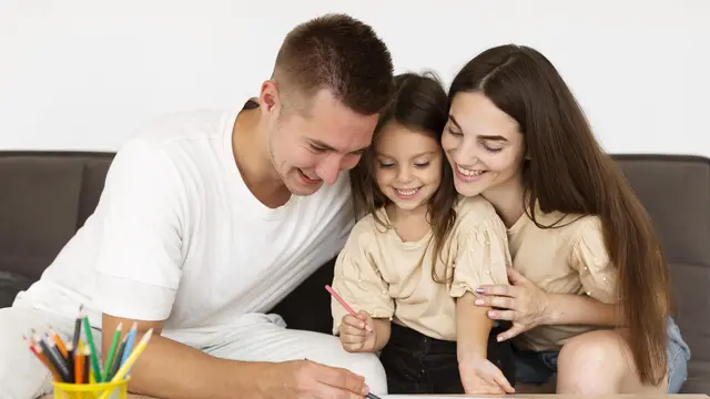 Seorang anak perempuan sedang belajar bersama kedua orangtuanya (Foto Dok: Freepik/freepik)