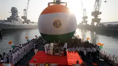 Seorang pastor memanjatkan doa sebelum peluncuran kapal selam kelas ketiga Scorpene Karanj di Mumbai, India, Rabu (31/1). Kapal selam tersebut dibangun oleh pembuat kapal Mazagon Dock Limited (MDL). (AP Photo/Rafiq Maqbool)