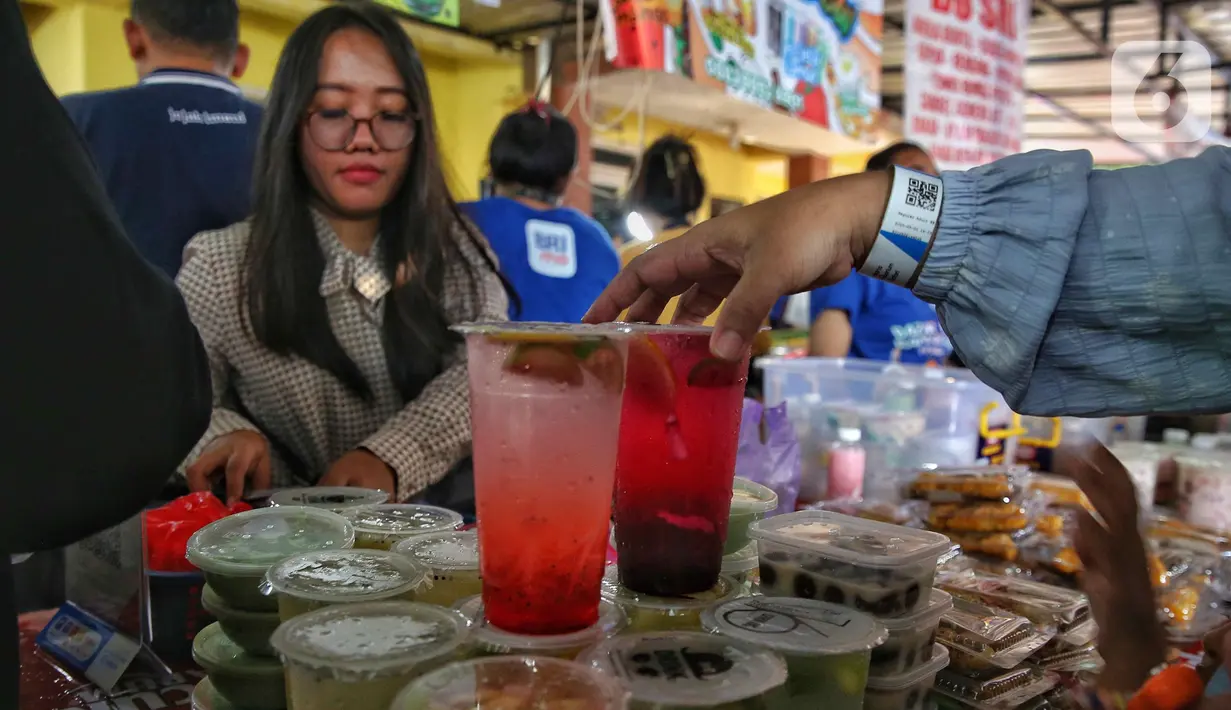Pasar takjil Ramadan Benhil ini mulai buka pukul 14.00 WIB hingga waktu azan Magrib tiba. (Liputan6.com/Angga Yuniar)