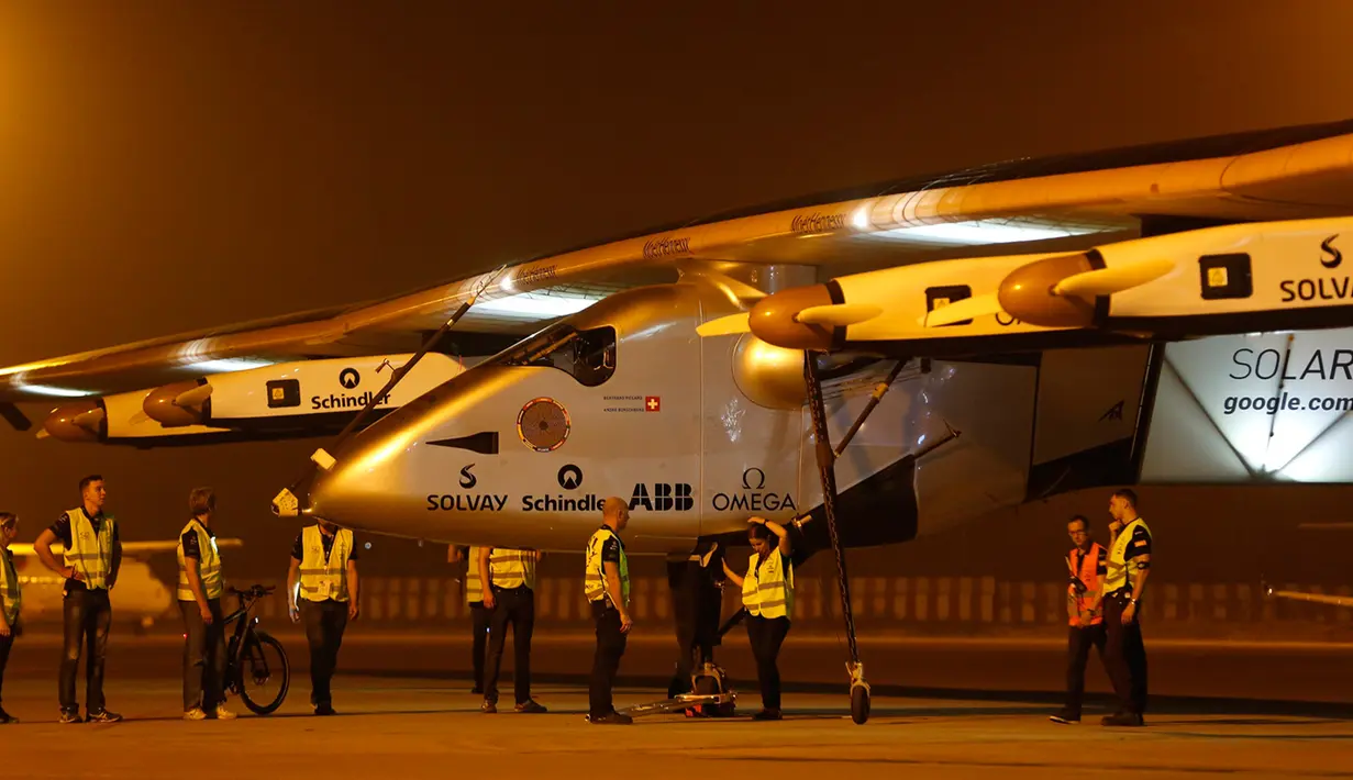 Pesawat bertenaga matahari, Solar Impulse 2 diperiksa sejumlah teknisi di bandara Ahmedabad, India, Rabu (11/3/2015). Pesawat buatan Swiss tersebut mendarat setelah menempuh perjalanan selama 15 jam.  (Reuters/Amit Dave)
