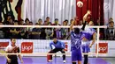 Tim Voli TNI AL saat bertanding melawan tim PBVAD pada final turnamen Danjen Kopassus Open Volleyball Tournament di GOR Nanggala, Jakarta. Minggu (08/4). Tim TNI AL memenangkan set keempat 25-19 atas tim PBVAD.  (Liputan6.com/Johan Tallo)
