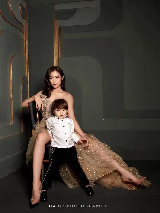 Jessica Iskandar tampil dengan pose andalannya. Sedangkan El Barack Alexander tampil lucu dengan mengenakan kemeja. (Foto: instagram.com/mariophotographie)