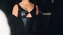Seleb yang mulai dikenal dari TikTok, Addison Rae tampil menawan berbalut leather sleeveless dress warna hitam dan jaket bulu warna senada. (Instagram/addisonraee).