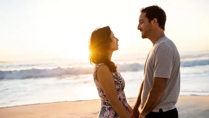 perempuan dan pasangan 8 juli senja