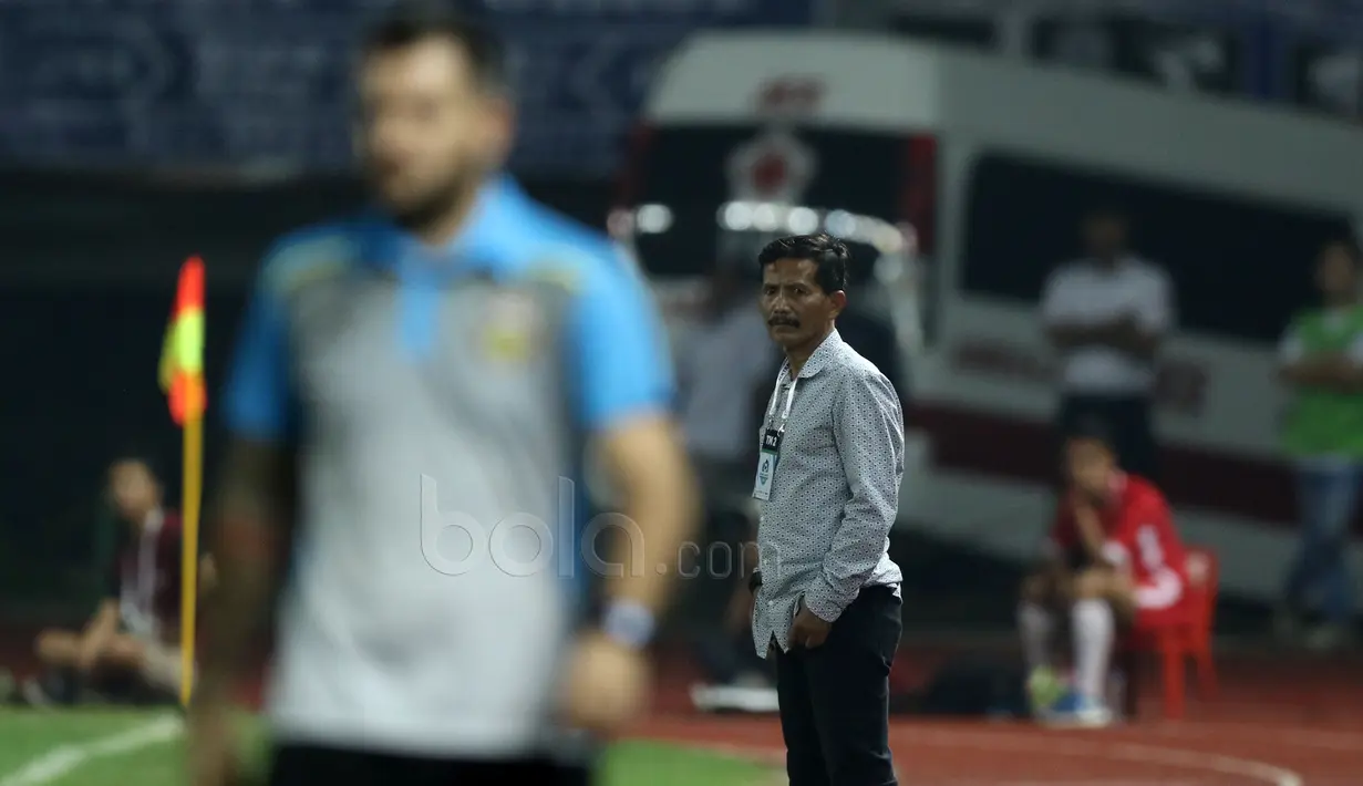 Djadjang Nurdjaman menatap ke arah pelatih Bhayangkara FC saat laga Liga 1 2017 di Stadion Patriot, Bekasi, Minggu (4/6/2017). (Bola.com/Nicklas Hanoatubun)