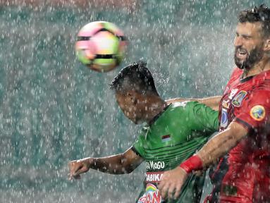 Duel pemain PS TNI, Wawan Febrianto dan Pemain Persiba Balikpapan, Anmar Almubaraki pada laga pekan keempat Liga 1 2017 di Stadion Pakansari, Bogor, Jumat (5/5/2017). PS TNI bermain 1-1. (Bola.com/Nicklas Hanoatubun)