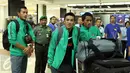 Pemain Timnas Indonesia, Benny Wahyudi (tengah) berjalan meninggalkan Bandara Soekarno Hatta, Tangerang, Minggu (18/12). Sebelumnya, Indonesia melakoni laga final kedua Piala AFF 2016 kontra Thailand. (Liputan6.com/Helmi Fithriansyah)