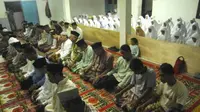 Ratusan Jemaah Tarekat Naqsyabandiyah melakukan shalat taraweh di Mushalla Baitul Ma&quot;mur, Pauh Limo, Padang, Sumbar. (Antara)