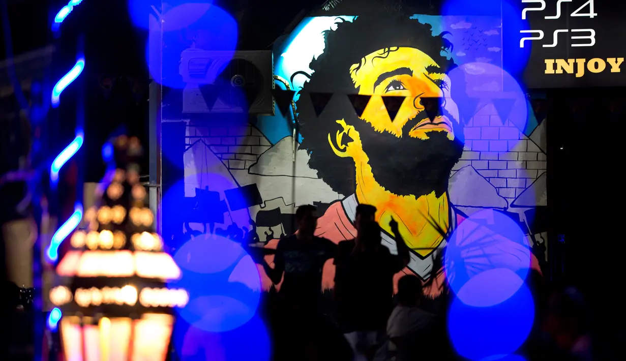 Gambar pemain Liverpool, Mohamed Salah menghiasi sebuah kedai kopi di Kairo, Mesir, Selasa (22/5). (AP Photo/Amr Nabil)