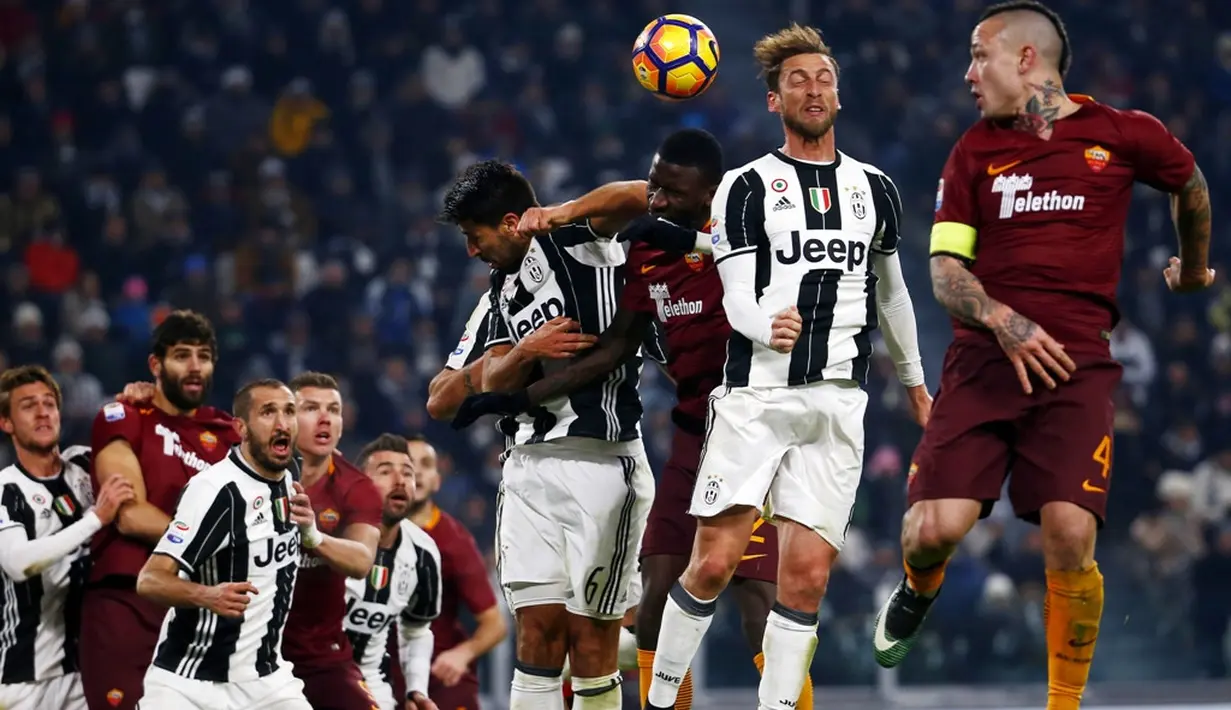 Duel udara antara pemain Juventus dan AS Roma dalam laga pekan ke-17 Serie A 2016-2017 di Juventus Stadium, Sabtu (17/12/2016) waktu setempat. (AFP/Marco Bertorello)