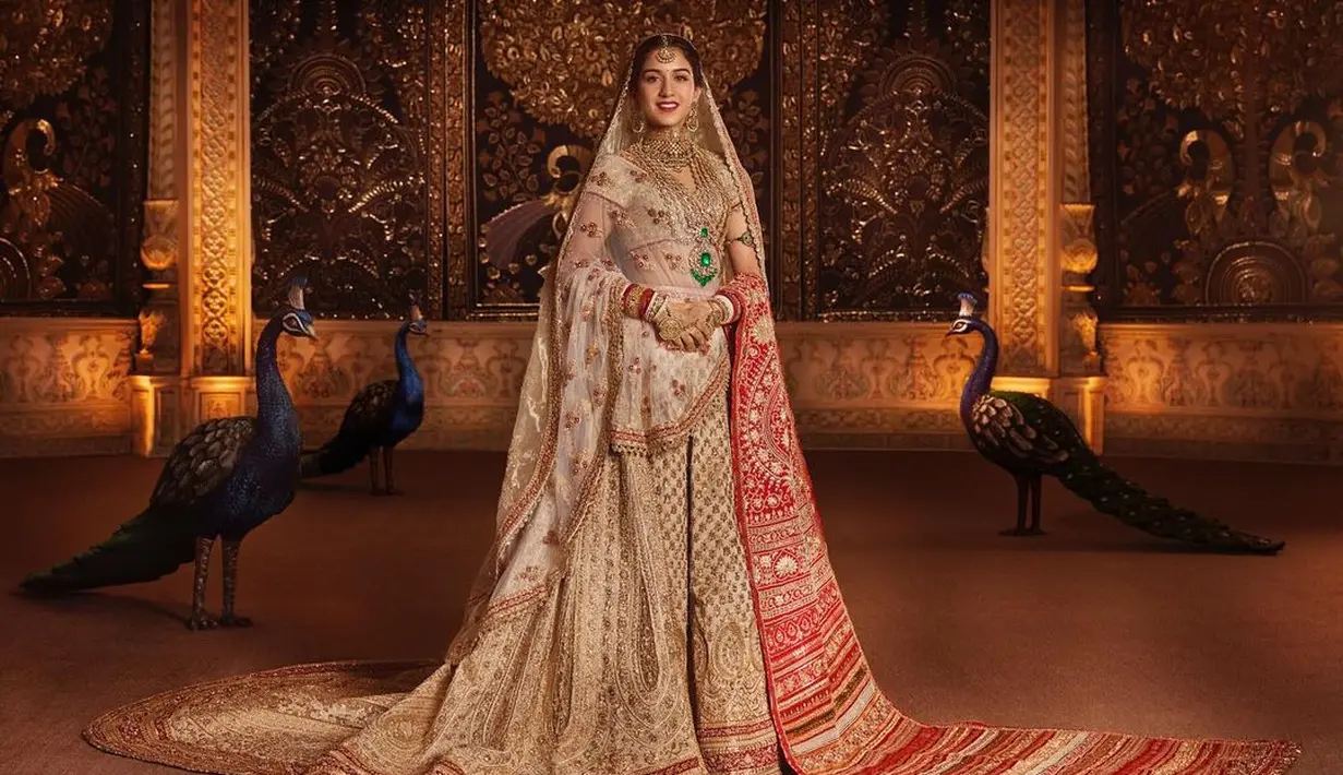 Ansambel Radhika Merchant di momen pernikahannya ini terdiri dari potongan Zardozi berwarna gading, dari ghagra tambahan yang bisa dilepas, kerudung sepanjang 5 meter, dan dupatta. [Foto: Instagram/rheakapoor]