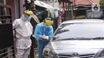 Petugas mengambil sampel spesimen saat swab test secara drive thru di halaman Laboratorium Kesehataan Daerah (LABKESDA) Kota Tangerang, Banten, Kamis (9/4/2020). Pemkot Tangerang melaksanakan swab test yang dilakukan untuk tenaga medis dan orang dalam pemantauan (ODP). (Liputan6.com/Angga Yuniar)