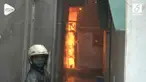 Akibat korsleting listrik 10 rumah warga di Klender hangus terbakar. Lokasi rumah yang berada di gang sempit menyulitkan petugas Damkar memedamkan api