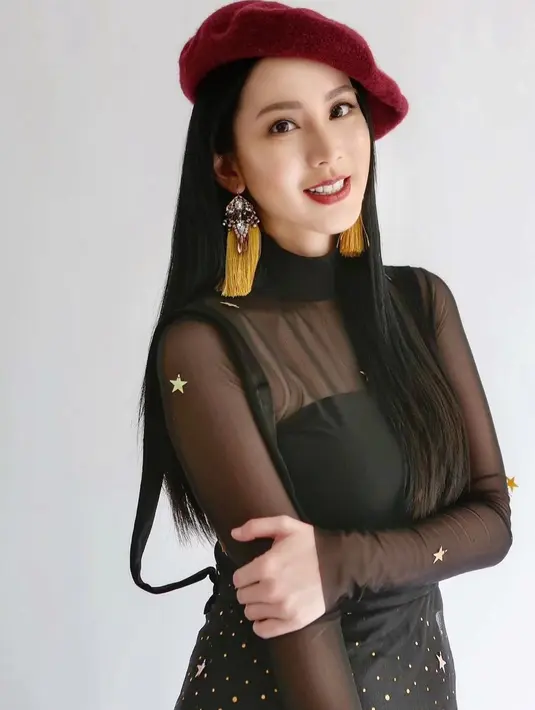 Melalui akun Instagram pribadinya, wanita kelahiran 7 Desember 1986 ini beberapa kali mengunggah gaya OOTD yang terlihat stylish. Penampilan pemain film Janin ini bahkan kerap mendapat pujian karena terlihat stylish dan awet muda. (Liputan6.com/IG/@jill_gladys_)