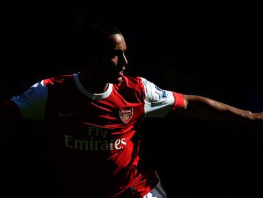Pemain Arsenal, Theo Walcott tampil pada laga Liga Inggris menghadapi Bolton di Stadion Reebok, Inggris, Minggu (24/4/2015). Walcott merupakan pesepakbola tercepat versi permainan FIFA 16. (AFP Photo/Paul Ellis)