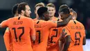 Para pemain Belanda merayakan gol yang dicetak Georginio Wijnaldum ke gawang Belarusia pada laga Kualifikasi Piala Eropa 2020 di Minsk, Minggu (13/10). Belarusia kalah 1-2 dari Belanda. (AFP/Sergei Gapon)