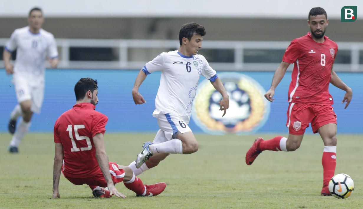 Pemain Uzbekistan, Nurulloev Sukhrob, saat melawan Bahrain pada laga PSSI Anniversary Cup 2018 di Stadion Pakansari, Senin (30/4/2018). Babak pertama  Uzbekistan 1-1 dengan Bahrain.  (Bola.com/M Iqbal Ichsan)