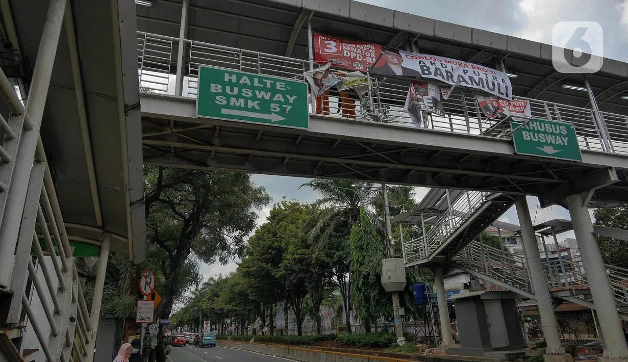Pencopotan APK dimulai dari jalan-jalan besar. (Liputan6.com/Herman Zakharia)