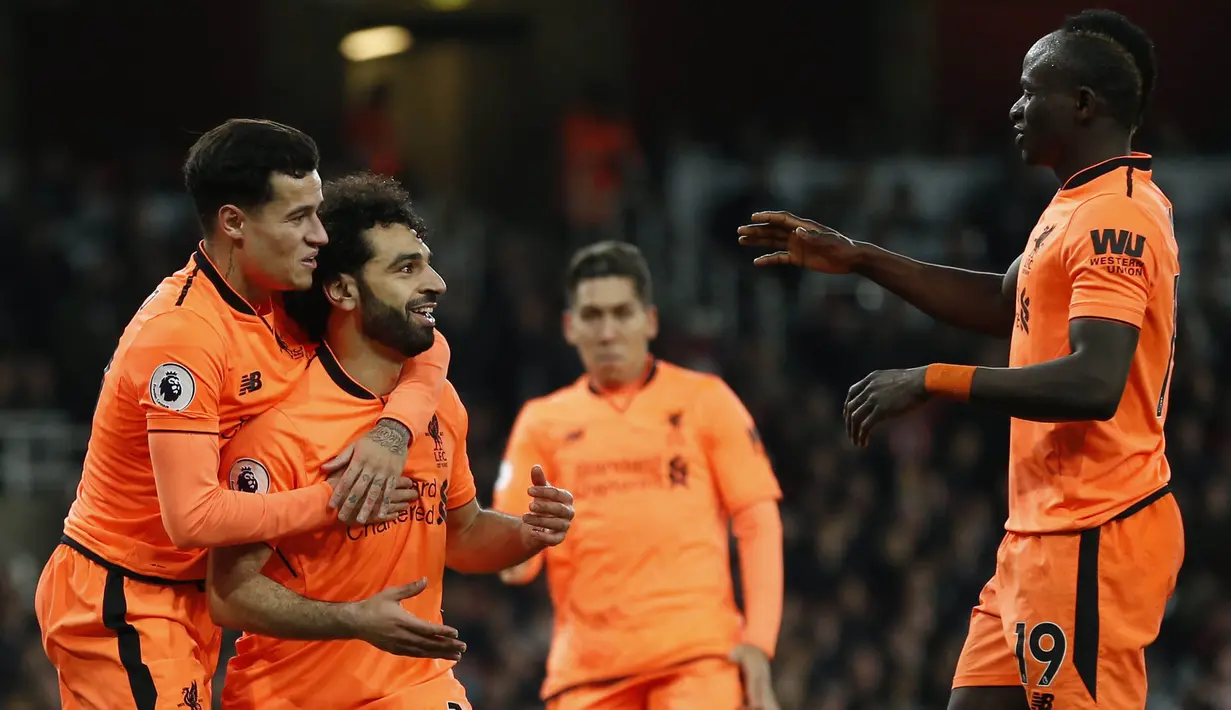 Para pemain Liverpool merayakan gol yang dicetak Mohamed Salah ke gawang Arsenal pada laga Premier League di Stadion Emirates, London, Jumat (22/12/2017). Kedua klub bermain imbang 2-2. (AFP/Ian Kington)