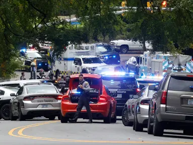 Penegakan hukum berkumpul setelah ada laporan tentang "orang bersenjata dan berbahaya" di Universitas North Carolina, Chapel Hill, North Carolina, Amerika Serikat, Senin (28/8/2023). (Kaitlin McKeown/The News & Observer via AP)