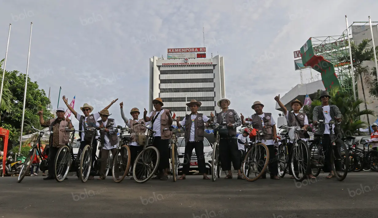 Anggota sepeda Onthel dari komunitas Kondel berfoto sebelum Fam Trip dan Gowes Bareng TAFISA Games 2016 dari Kantor Kemenpora menuju Menuju Ancol Venue Utama TAFISA Games 2016, Jakarta, Minggu (2/10/2016). (Bola.com/NIcklas Hanoatubun)