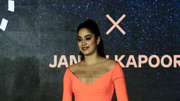 Janhvi Kapoor berpose untuk foto selama acara komersial di Mumbai pada 21 September 2022. Janhvi tampil cantik dan seksi mengenakan gaun bodycon oranye. (AFP/Sujit Jaiswal)