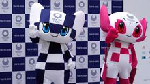 Maskot Olimpiade dan Paralimpik Tokyo 2020, Miraitowa (kiri) dan Someity (kanan) saat debut mereka di Tokyo, Jepang, Minggu (22/7). Pencipta maskot ini adalah Ryo Taniguchi. (AP Photo/Eugene Hoshiko)