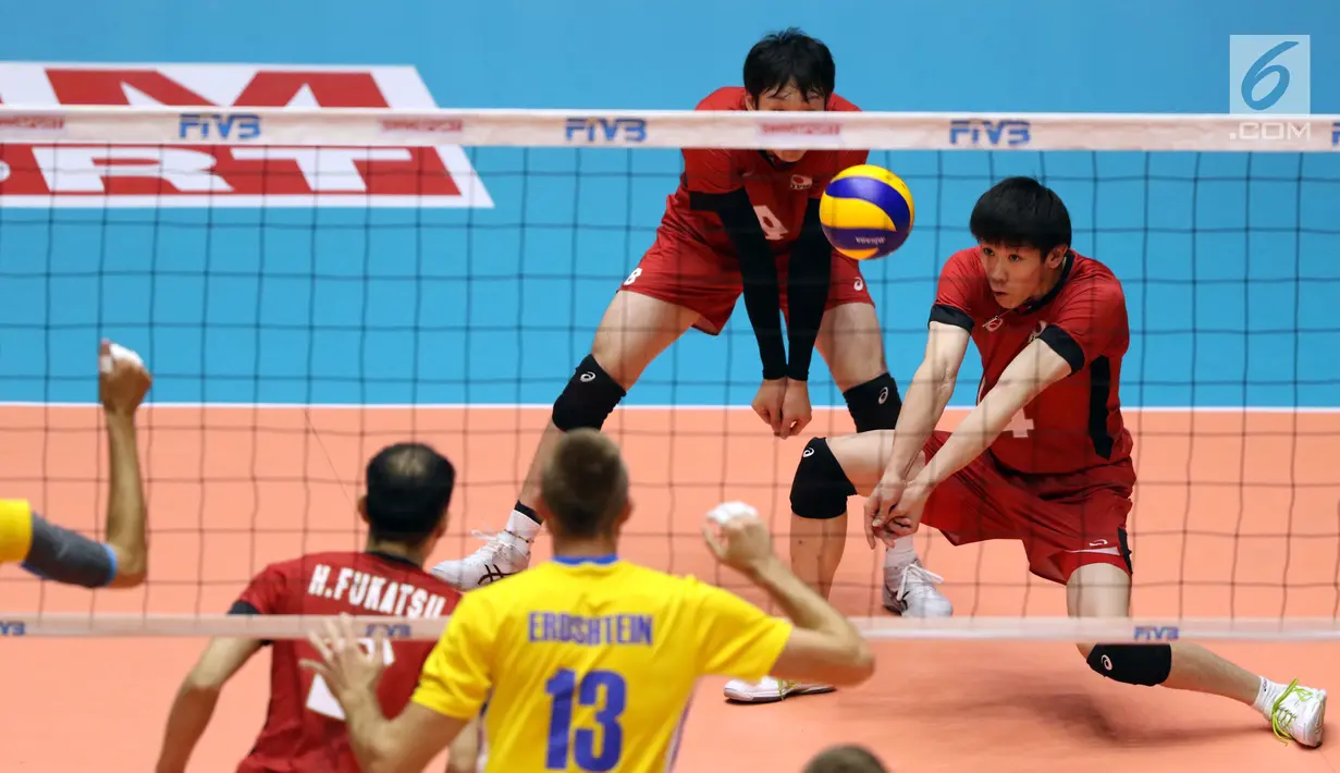 Pemain Timnas voli putra Jepang, Yuki Ishikawa menahan bola saat melawan Kazakhstan pada 8 besar grup E Kejuaraan Voli Asia 2017 di GOR Tri Dharma, Gresik, Kamis (27/7). Jepang unggul 3-0 (25-18, 25-19, 25-23). (Liputan6.com/Helmi Fithriansyah)