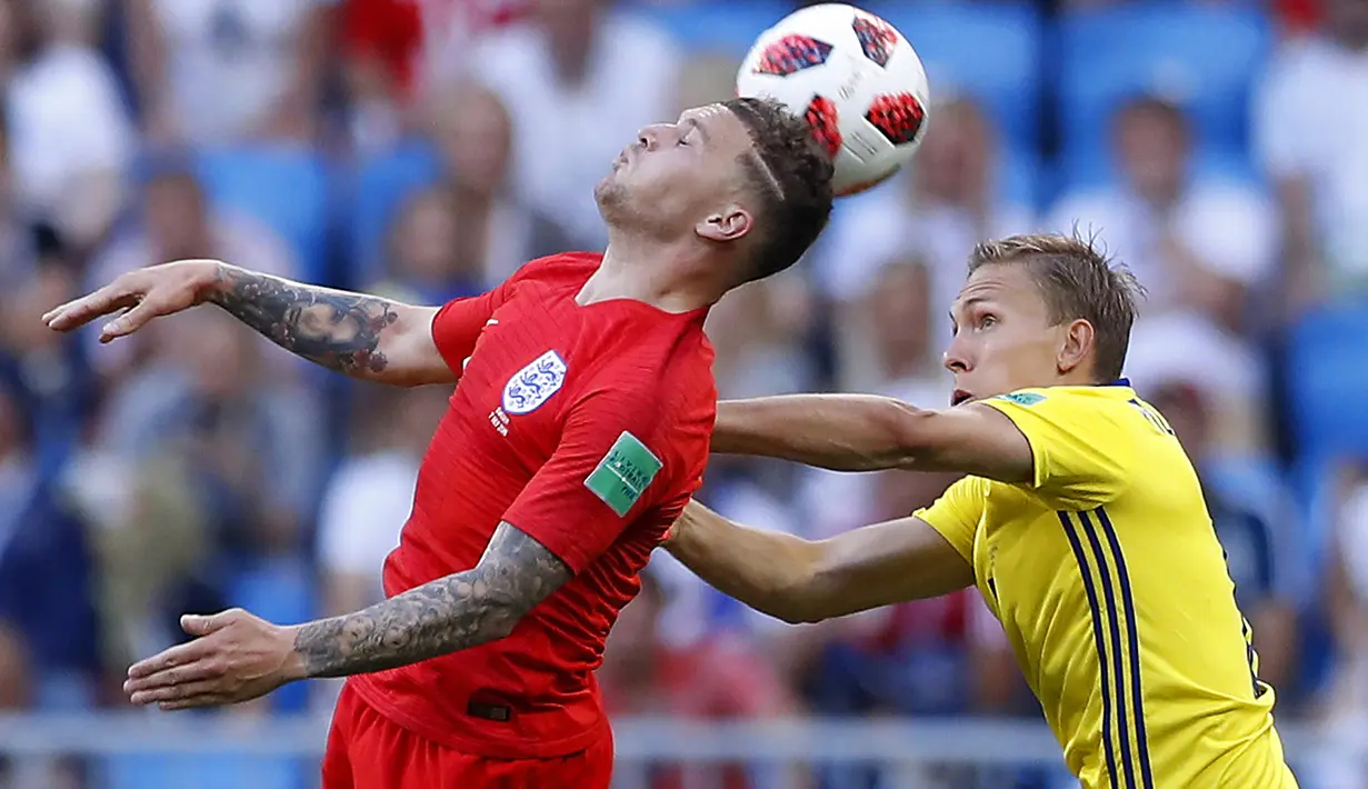 Bek Inggris, Kieran Tripper, duel udara dengan bek Swedia, Ludwig Augustinsson, pada laga perempat final Piala Dunia di Samara Arena, Samara, Sabtu (7/7/2018). Inggris menang 2-0 atas Swedia. (AP/Alastair Grant)